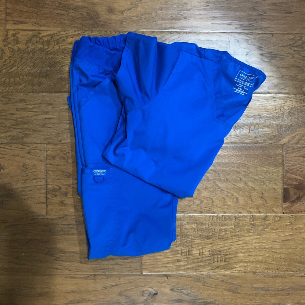 Cherokee revolution scrubs small top xs petite bottom blue